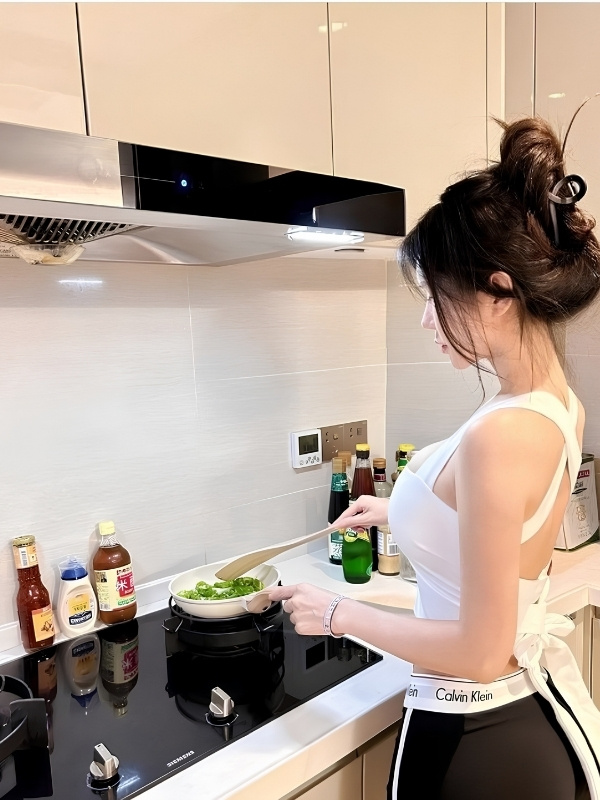 ảnh vợ trẻ mặc đồ ngủ quyến rũ bếp