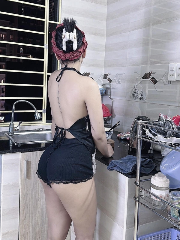 cô vợ mặc đồ ngủ ngắn khoe đùi bếp