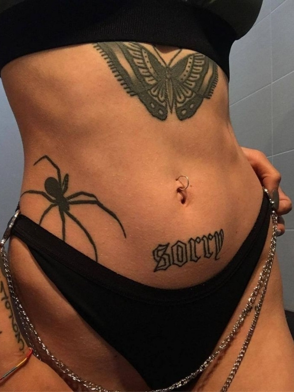 gái xăm bụng mặc áo croptop