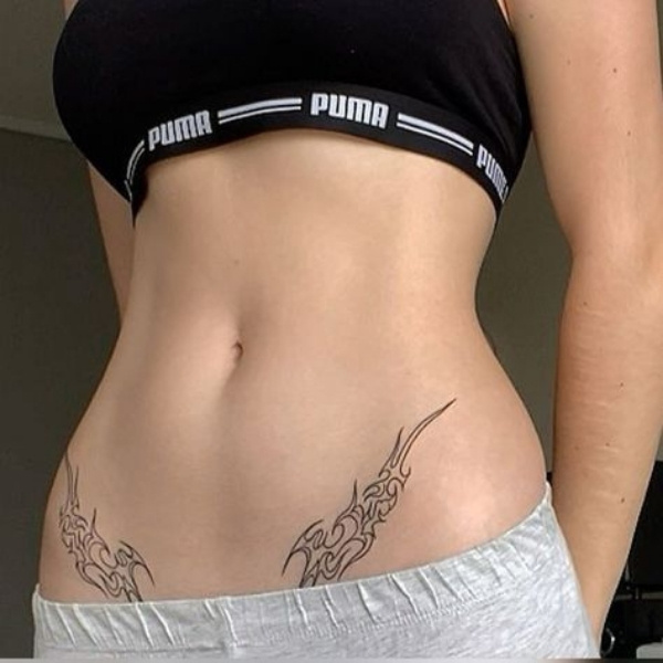gái xăm bụng sexy