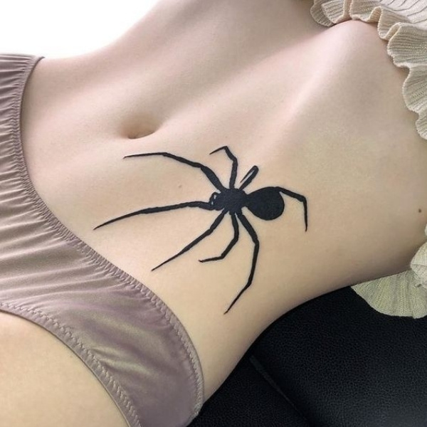 gái xăm bụng topless