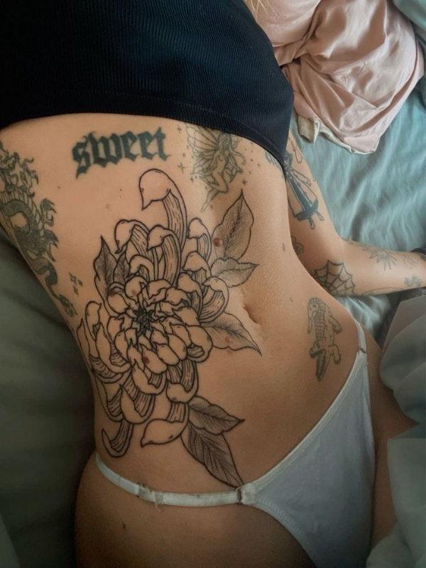 tattoo bụng gái mặc bikini