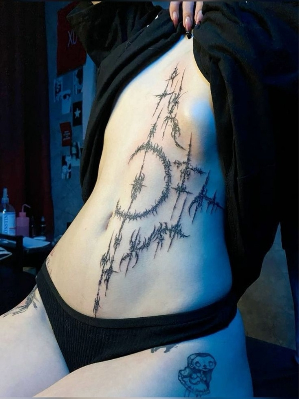 tattoo bụng gái xinh