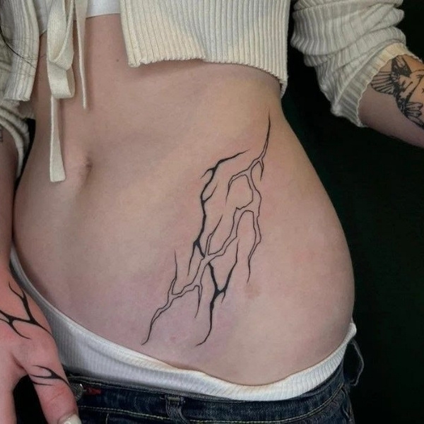 xăm bụng gái 18+