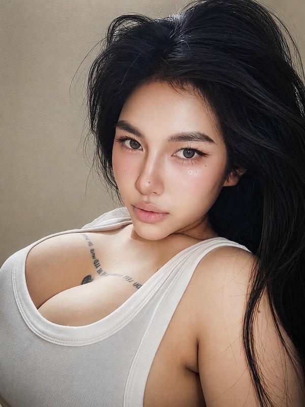 gái xinh vú to